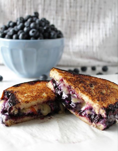 Grilled cheese sandwiches made with white bread and American cheese will always be a classic. But when you take a few extra minutes to prepare these Blueberry Brie, Grilled Cheese Recipes, Grilled Cheese Sandwich, Cheese Sandwiches, Wrap Sandwiches, Savoury Cake, Lemon Curd, Sandwich Recipes, Vegan Recipes Easy