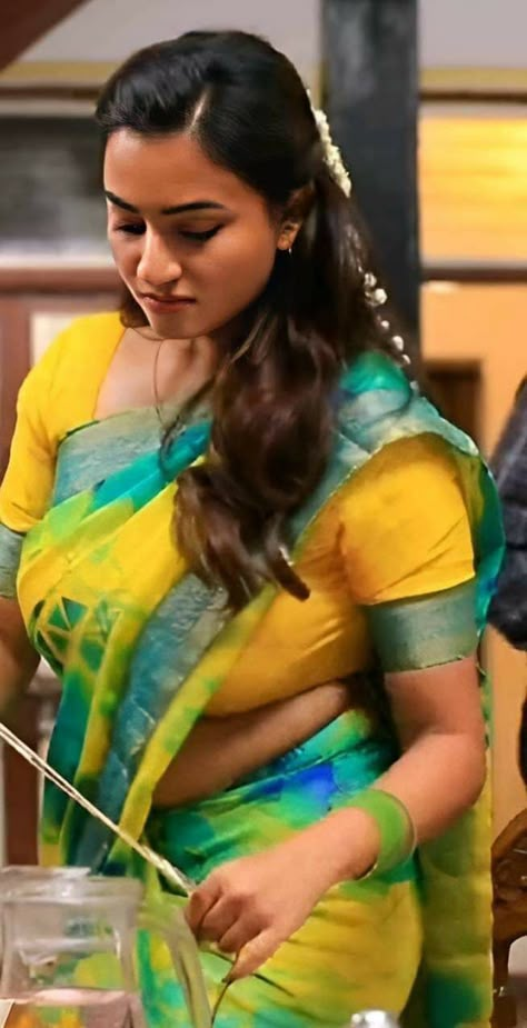 Serial Actress, Actress Hot Pics, Beautiful Women Over 40, Indian Actress Hot Pics, Beautiful Curves, Beautiful Smile Women, Girl Body, Hot Pics, Indian Beauty Saree