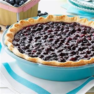 30 Recipes to Make with Fresh Blueberries - If you love blueberries, then you can't go wrong with these recipes for blueberry pies, cobblers, cookies, jams, muffins, salads, main dishes and more fresh summer favorites. 15 Minute Desserts, Fresh Blueberry Pie, Blueberry Pie Recipe, Food Fantasy, Fruit Pie, Blueberry Pie, Perfect Pies, Blueberry Recipes, Banana Bread Recipe