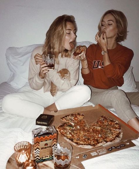 pizza in bed Foto Best Friend, Photos Bff, Eating Pizza, Best Friend Photography, Fotos Goals, Shotting Photo, Best Friend Photoshoot, Bff Photoshoot, Best Friends Aesthetic