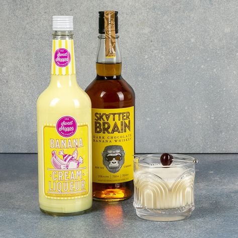 No monkey business from us...our Chocolate Banana Split cocktail using Skatterbrain Dark Chocolate Banana Whiskey, The Sweet Shoppe Banana Cream Liqueur & Barsmith Luxury Bourbon Cherries is veryyyy a-peeling & tastes like dessert in a glass 😋🍌 Full recipe below! 👇 Ingredients: ◾1 1/2 oz. Skatterbrain Dark Chocolate Banana Whiskey ◾1 1/2 oz. The Sweet Shoppe Banana Cream ◾1 Barsmith Bourbon cherries Dark Chocolate Banana, Whiskey Cream, Bourbon Cherries, Recipes Using Bananas, Whiskey Recipes, Desserts In A Glass, Alcholic Drinks, Cream Liqueur, Beer Cocktails