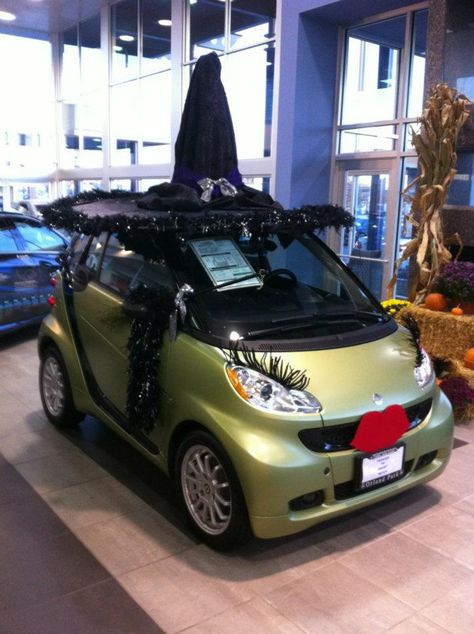 smart witch - Halloween Halloween Vehicle Decorations, Carros Halloween, Rustic Tree Topper, Golf Cart Decorations, Halloween Car Decorations, Smart Cars, Halloween Office, Halloween Infantil, Car Paint Jobs