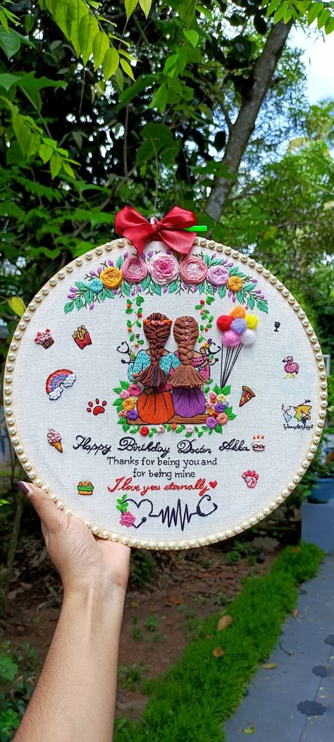 Tela, Embroidery Hoop For Friends, Friendship Hoops Embroidery, Friendship Embroidery Hoop, Photo Embroidery Hoop Ideas, Friends Embroidery Hoop, Hope Embroidery, Haldi Pose, Wedding Embroidery Hoop