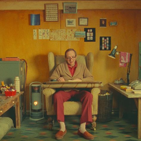 Ralph Fiennes as Roald Dahl in Wes Anderson’s The Wonderful Story of Henry Sugar (Short 2023) Wes Anderson Room, Wes Anderson Characters, Wes Anderson Aesthetic, Mom Series, Wes Anderson Style, Wes Anderson Movies, Wes Anderson Films, Ralph Fiennes, Film Inspiration