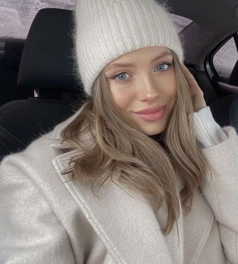 Dark Blonde Hair Color, London Outfit, Snow Outfit, Winter Girls, Cool Poses, Fall Fits, Dark Blonde, Winter Fits, Wool Beanie