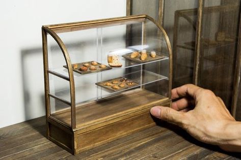 Bakery Showcase, Mini Bakery, Bakery Display Case, Miniature Bakery, Bakery Display, Diy Doll Miniatures, Doll House Crafts, Dollhouse Projects, Vintage Cafe