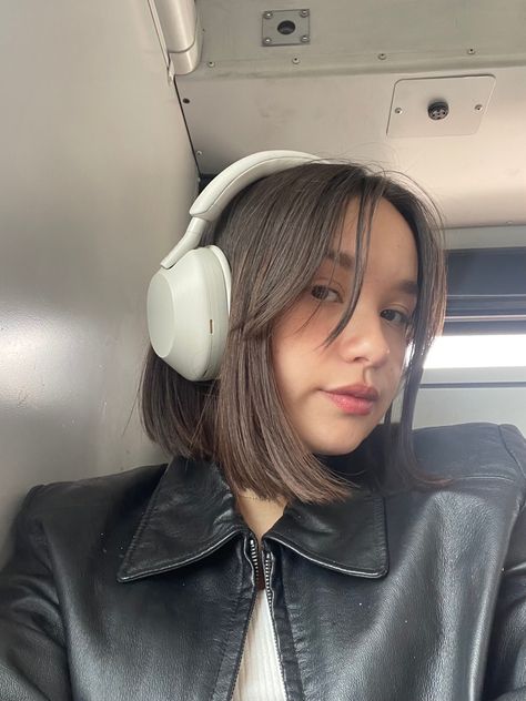 Headphone Outfit, Best Noise Cancelling Headphones, Girl With Headphones, Sony Headphones, Curly Hair Photos, White Headphones, Ear Style, Uzzlang Girl, Noise Cancelling Headphones