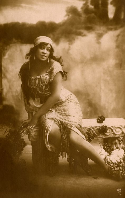 Saidie Sellyna - 1920's - Singer and actress in Russia - @~ Watsonette Idda Van Munster, Vintage Black Glamour, Black Hollywood, African Diaspora, Old Fashion, African American Women, African American History, Black American, Belle Epoque