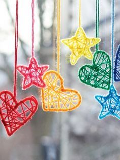 Hearts and Stars Dream Catchers | Yarn | Free Knitting Patterns | Crochet Patterns | Yarnspirations love these - baby mobile?! x Dream Catchers, Pipe Cleaner Crafts, Kunst For Barn, Hearts And Stars, Dream Catcher Craft, Diy Bricolage, Yarn Inspiration, Camping Crafts, Valentine Crafts