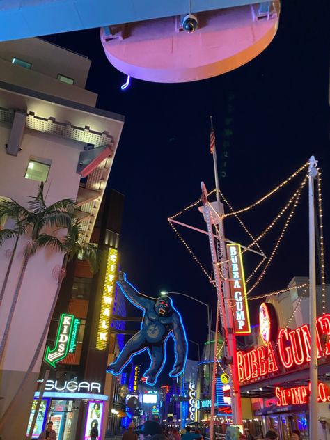 Walkable Town Aesthetic, Walking City Aesthetic, Walkable City Aesthetic, Universal City Walk Los Angeles, New York City 80s Aesthetic, Universal City Walk