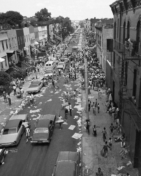 @HistoryInPix : Bed-Stuy post-looting NYC 1977 blackout https://t.co/Q7xXrS7dVN Nyc Streets, Nyc History, The Bronx New York, New York Architecture, Breathtaking Photography, Bed Stuy, City Pictures, Vintage New York, Historical Pictures