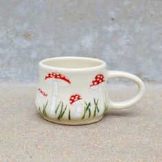 Pottery Painting Ideas Easy, Pottery Cafe, Ceramic Cafe, Diy Pottery Painting, Pottery Patterns, Mushroom Pattern, Stone Art Painting, Pottery Form, Red Mushroom