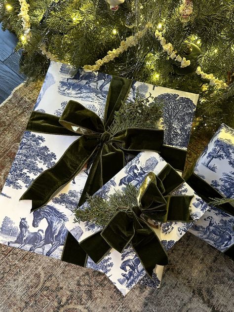 How the Kardashian and Jenner Family Is Wrapping Presents in 2023 - Poosh Natal, Kardashian And Jenner, Kardashian Christmas, Wrapping Presents, Gift Wrapping Inspiration, Jenner Family, Elegant Halloween, Christmas Decor Inspiration, Wrapping Paper Christmas