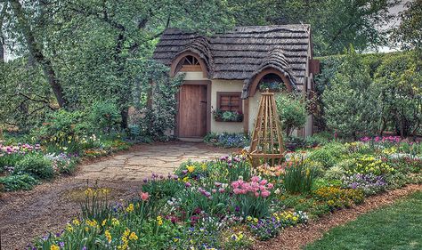 So inviting!  I just want to curl up inside with some tea and a good book. Cottages In The Woods, Magical Cottage, Fairy Tale Cottage, Cute Cottages, A Small House, Fairytale Cottage, Storybook Cottage, Casa Vintage, Cottage In The Woods