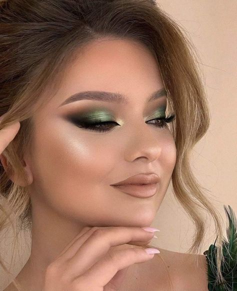 Emerald Green Makeup Looks, Eye Makeup Prom, Emerald Eye Makeup, Makeup Verde, Green Dress Makeup, Green Eyeshadow Look, Dresses Dinner, Gold Makeup Looks, Emerald Dress