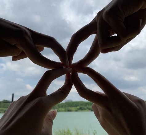 Group Hands Photography, Friends Hands Photography, Friends Hands Together, Friendship Hands Pictures, Foto Best Friend, Camping Pics, Group Picture Poses, Bff Photography, Friendship Photography