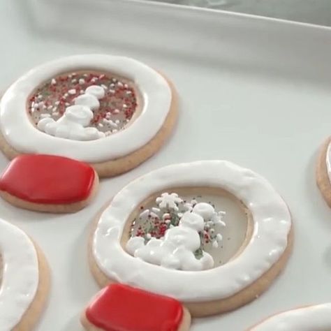 Food Network on Instagram: "Snow Globe Cookies are part dessert and part edible artwork ❄️ See more stunning creations on #ElfOnTheShelf: Sweet Showdown, Sunday @ 8|7c! Click the link in our bio to get the recipe." Snow Globe Cookies, Globe Cookies, Xmas Cookies, Christmas Cookies Decorated, Cookies Decorated, Christmas Snacks, Fun Baking Recipes, Cookies Recipes Christmas, Cookie Desserts