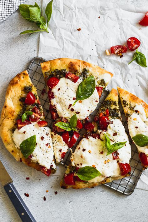 Looking for an easy and quick dinner idea? Make this vegetarian bruschetta flatbread - it's loaded with fresh tomatoes and pesto on naan. It's a healthy recipe that comes together in about 15 minutes, which means it's perfect for weeknights! Bruschetta Flatbread, Burrata Flatbread, Easy Flatbread Pizza Recipes, Quick Pizza Recipes, Easy Flatbread Pizza, Tomatoes Burrata, Bruschetta Pizza, Easy Flatbread Recipes, Vegetarian Lettuce Wraps