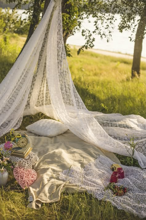 Outdoor Picnic Photoshoot, Motherhood Photography Art, Picnic Maternity Photoshoot, Picnic Backdrop, Photo Shoot Set, Green Picnic, Photo Studio Design, Picnic Photography, Backyard Tent