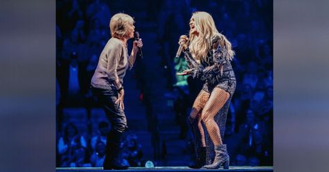 Carrie Underwood's Mom Raps During Her Concert. -InspireMore Carrie Underwood Concert, Maddie & Tae, Carrie Underwood Pictures, Carrie Underwood Style, Tony Bennett, Small Town Girl, Concert Series, Carrie Fisher, Amy Winehouse