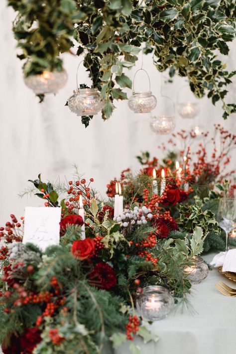 Christmas Wedding Red And Green, Red Winter Wedding Decorations, Floral Winter Wedding, Winter Wedding Poinsettia, Winter Wedding Flower Decorations, Christmas Table Red And Green, Red And Green Table Decor, Christmas Wedding Table Decorations Centerpieces, Red Green Wedding Decor