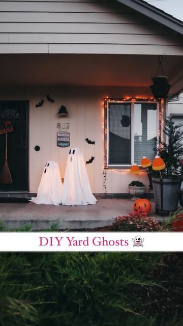 Halloween Front Yard Inflatables, Crafts Halloween Diy, Halloween Exterior, Halloween Porch Lights, Yard Ghosts, Halloween Lighting Outdoor, Outdoor Halloween Decor, Minimalist Halloween, Hallowen Ideas