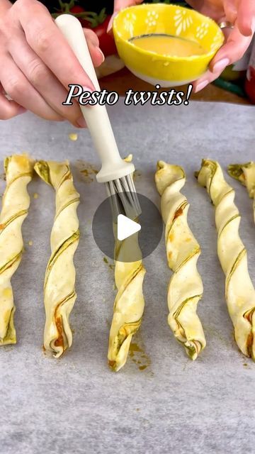 Rachel Enright on Instagram: "💚these pesto twists are guaranteed to be loved! And easy to make for a gathering
💚your choice of puff pastry (I use gluten free) layered with a green pesto and sundried tomato pesto (I added a little grated cheese in the layers too) brush with olive oil,
sprinkle with pepper and bake at 10-15 minutes 180’ or 350’ enjoy!
💚📽️👉🏼 @shicocooks" Pesto Puff Pastry Pinwheel, Puff Pastry With Pesto And Cheese, Puff Pastry Hacks, Cheese Twists Puff Pastry, Pesto Twists, Pesto Appetizers, Puff Pastry Pinwheels, Cheese Twists, Sundried Tomato Pesto