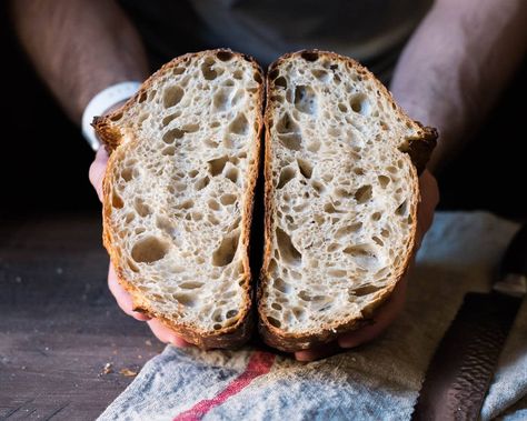 My best sourdough recipe for baking healthy and delicious bread using your sourdough starter and only three ingredients, right from home. Sourdough Recipe, Homemade Sourdough Bread, Protein Bread, Sourdough Starter Recipe, God Mad, Sourdough Baking, Sourdough Bread Recipe, Delicious Bread, Starters Recipes