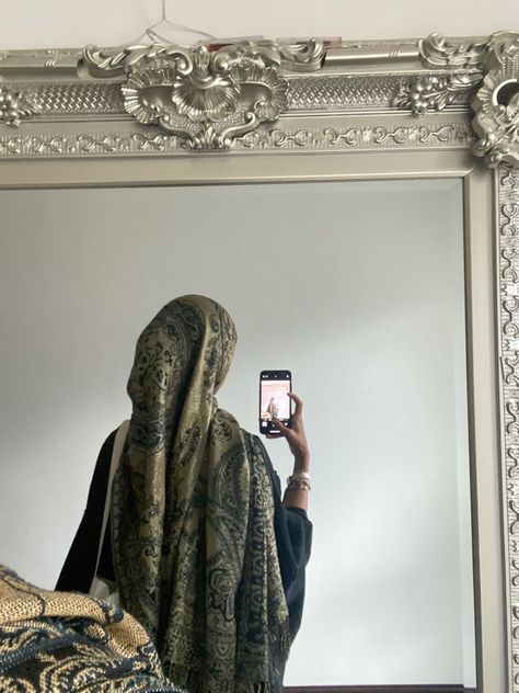 A woman wearing pashmina hijab and taking a mirror selfie Hijabi Lifestyle Aesthetic, Muslim Girl Aesthetic, Hijabi Poses, Modest Fashion Muslimah, Pashmina Hijab, Aesthetic Hijab, Hijabi Fits, Stile Hijab, Modesty Outfits