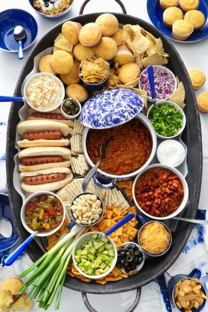 Halloween Chili Charcuterie Board, Chili Dog Charcuterie Board, Chili Bar Ideas Fall Party, Chilli Charcuterie Board Ideas, Chili Dog Bar Ideas, Chilli Charcuterie Board, Chili Boards, Chili Buffet Bar, Chili Board Ideas