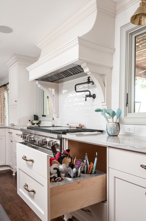 Kitchen Renovation: 10 Special Cabinet Features To Know - Innovative Construction Atlanta Kitchen Cabinet Features, Kitchen Cabinet Layout, Custom Kitchen Cabinets, Kitchen Must Haves, Cabinet Features, Kitchen Redo, Kitchen Cabinet Design, Kitchen Remodel Idea, Updated Kitchen