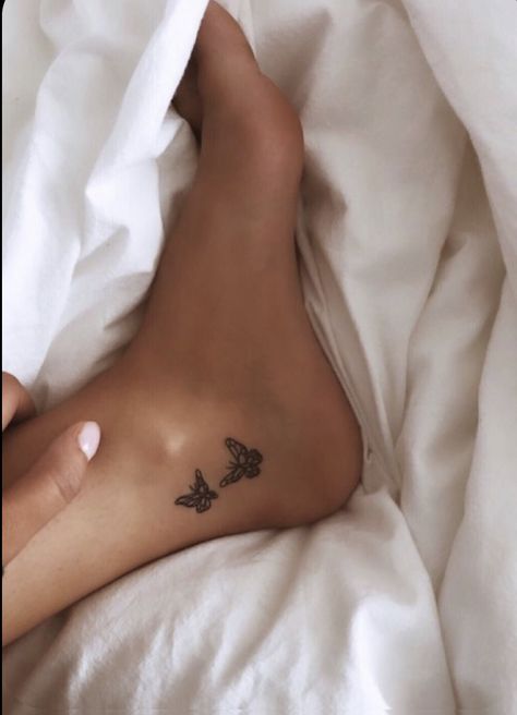 Herz Tattoo Klein, Butterfly Ankle Tattoos, Rose Tattoo On Ankle, Meaningful Tattoos For Men, Simple Butterfly Tattoo, Tiny Tattoos For Women, Girl Back Tattoos, Ankle Tattoos For Women, Anklet Tattoos