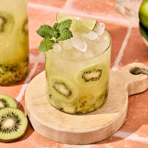 Kiwi Mojito Recipe, Kiwi Fruit Recipes, Kiwi Mojito, Margarita Mocktail Recipe, Pineapple Mojito, Mojito Ingredients, Classic Mojito, Peach Puree, Mojito Recipe