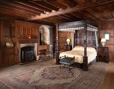 Hever Castle, home of Anne Boleyn  Henry VIII.'s Bedroom when he visited the Boleyns. Tudor Bedroom, Hever Castle, Castle Bedroom, Bedroom Dark, Castle Gardens, Anne Of Cleves, Castle Home, Tudor Era, Tudor History