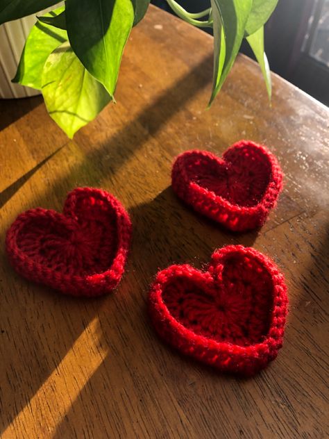 Crochet Projects For Girlfriend, Crochet Heart Jewelry Dish, Crochet Gift For Girlfriend, Small Valentines Crochet Gifts, Crotchet Present Ideas, Crochet Heart Clothes, Valentines Crochet Gifts, Crochet Small Gifts Ideas, Crochet Rings Jewelry