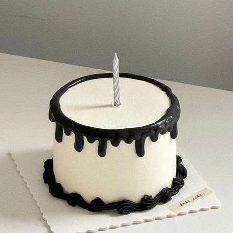 Korean Cake Hitam, Simple Cake Designs Black, Bday Cake Inspo Aesthetic, Black And White Bento Cake, Chef Cake Ideas Birthdays, Black Minimalist Cake, Cake Simple Aesthetic, Cake Birthday Aesthetic Black, Simple Aesthetic Cakes