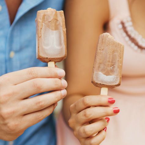 Diy Popsicle Recipes, Banana Popsicle Recipes, Nutella Popsicles, Protein Popsicles, Chocolate Popsicles, Ice Cream Photography, Home Remedies For Pimples, Ice Popsicle, Cool For Summer