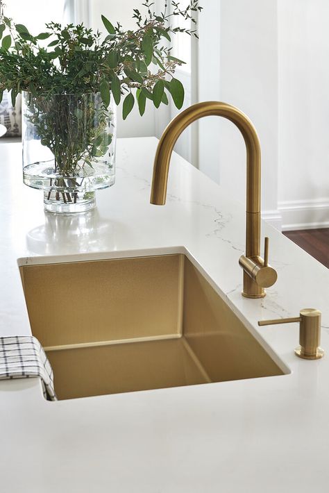 Gold Sink Kitchen, Gold Kitchen Sink, Kitchens Decor, Brass Kitchen Sink, Gold Home Accessories, Latest Kitchen Designs, House Redesign, Brass Sink, Brass Kitchen