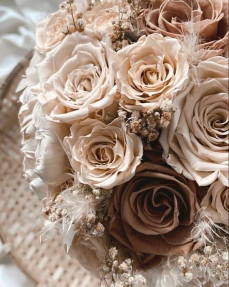 🤎💛🥰🌹💐🏵️ • #aesthetic #aesthetics #ａｅｓｔｈｅｔｉｃ #aesthetically #aestheticposts #roses #floral #flowers #rose #beige #beigeaesthetic #interior #interiordecor Taupe Wedding Flowers, Beige Wedding Theme, Cream Wedding Theme, Champagne Wedding Flowers, Brown Wedding Themes, Wedding Theme Color Schemes, Taupe Wedding, Neutral Wedding Flowers, Champagne Flowers