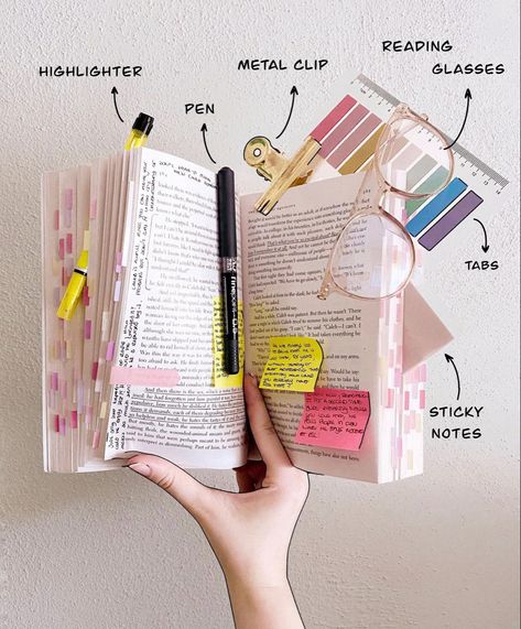 Annotated Book Aesthetic, Book Highlighting Tips, Books Annotations Aesthetic, Annotating Books Tips, Annotate Book, Book Sticky Notes, Annotation Aesthetic, Annotation Tips, Book Annotation Tips