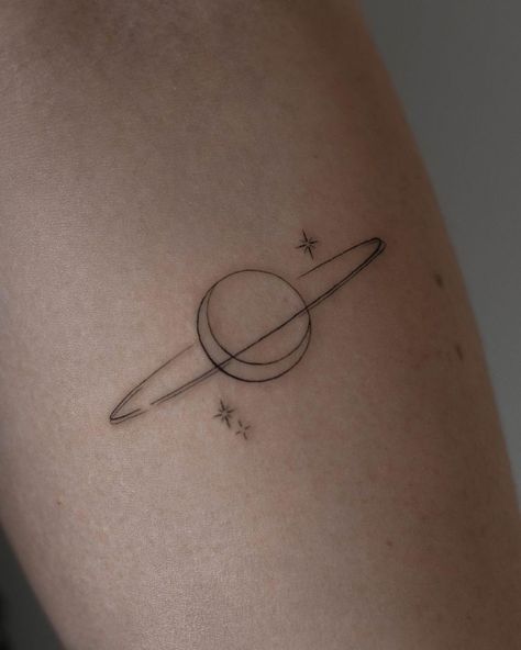 Small Moon And Saturn Tattoo, Small Saturn Tattoo Design, Saturn Moon Tattoo, Saturn And Moon Tattoo, Moon Saturn Tattoo, Moon And Saturn Tattoo, Tattoo Sonne, Planet Tattoo, Astronomy Tattoo