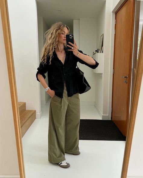 Anoukyve Style Inspiration, Anouk Yve Hair, Parisian Street Style 2023, Anouk Yve Style, London Spring Outfit, Olive Outfit, Minimal Fashion Summer, Spring Outwear, Green Pants Outfit