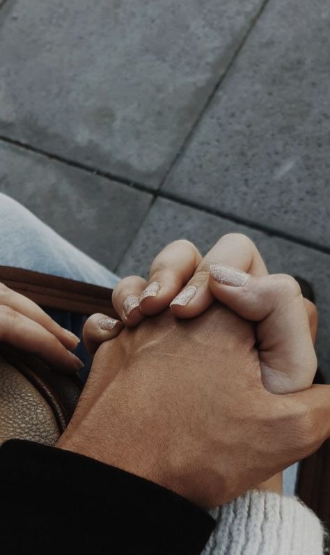 Couple Hands Holding Wallpaper, Aesthetic Holding Hands, Holding Hands Pics, Holding Hands Pictures, Holding Hands Aesthetic, Hand Wallpaper, Lovers Hands, Twilight Aesthetic, Hands Aesthetic