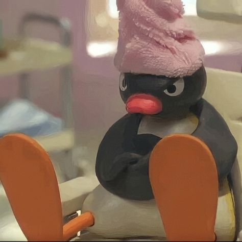 Pingu Poster, Pingu Cute, Circular Pfp, Pingu Memes, Pingu Pingu, Noot Noot, 밈 유머, Spotify Covers, Cartoon Memes