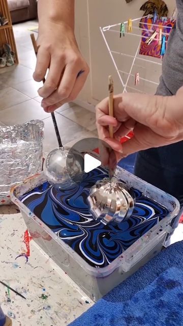 Art Satisfying, Paint Dipping, Marbling Art, Hydro Dipping, Water Marbling, Xmas Baubles, So Satisfying, Marble Art, Christmas Bauble