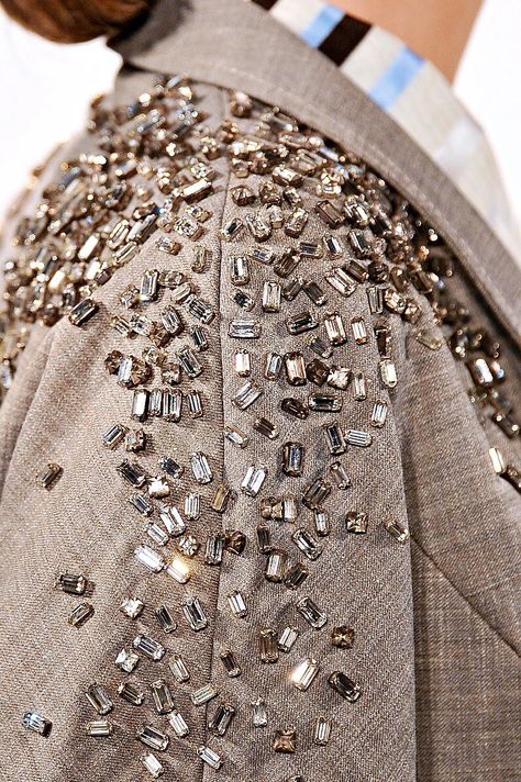 Couture Embellishment, Cl Fashion, Embellishment Details, Casual Glam, Motifs Perler, Mode Abaya, Couture Embroidery, Bead Embroidery Patterns, Hand Work Embroidery