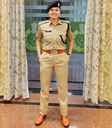 Police Pic, Ips Officers Lady, Police Wallpaper, Army Dress, Meldi Ma Hd Photo, Snapchat Streaks, Gaurav Gupta, Female Cop, Amazing Funny Facts