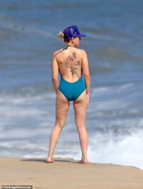 Living artwork: Scarlett rocked a blue one-piece with a extremely low back that exposed he... Tattoos Scarlett Johansson Back, Celebrities Tattoos Women, Scarlett Johansson Beach, Colin Jost, Nicole Williams, Наташа Romanoff, Normal Body, Black Dahlia, Nicole Scherzinger