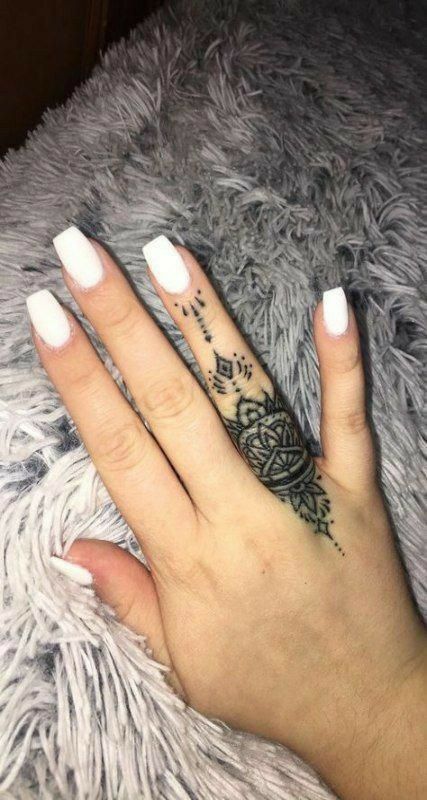 Cover Up Finger Tattoos, Ring Finger Tattoo, Wedding Band Tattoo, Tattoo Band, Wedding Ring Tattoo, Finger Tattoo For Women, Finger Tats, Tattoo Wedding Rings, Hand And Finger Tattoos