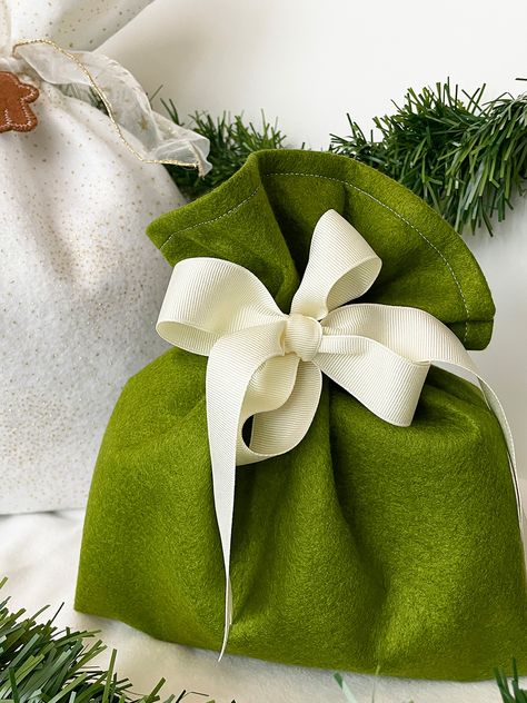 DIY Holiday Gift Bags in Under 10 Minutes - WeAllSew Fleece Bags Diy, How To Make Fabric Gift Bags, Fabric Christmas Gift Bags, Diy Cloth Gift Bags, Fabric Gift Bags Diy Christmas, Sewn Gift Bags, Fabric Gift Bags Diy Free Pattern Sewing, Christmas Bags To Sew, Felt Bags Diy Pattern